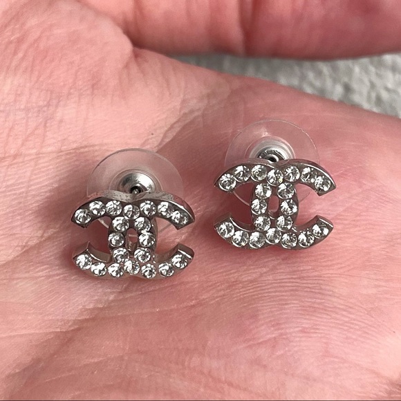 💥SOLD💥 CHANEL Classic Crystal CC Logo Earrings - Picture 6 of 8